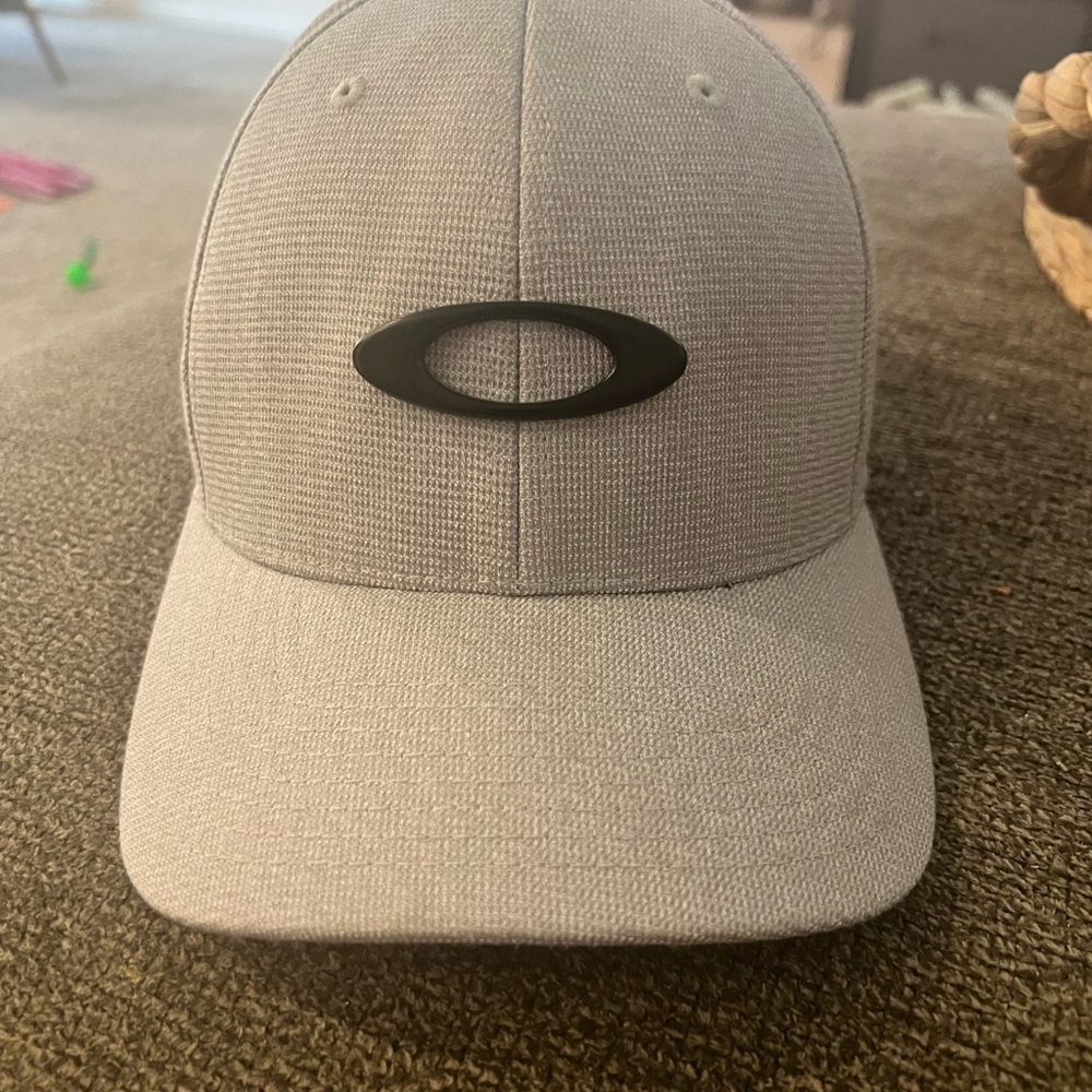New! Oakley Light Gray Flexfit